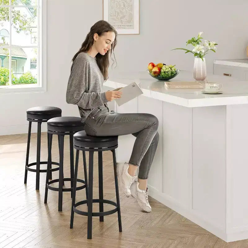 Tabourets de bar pivotants sans dossier avec repose-pieds et revêtement en similicuir