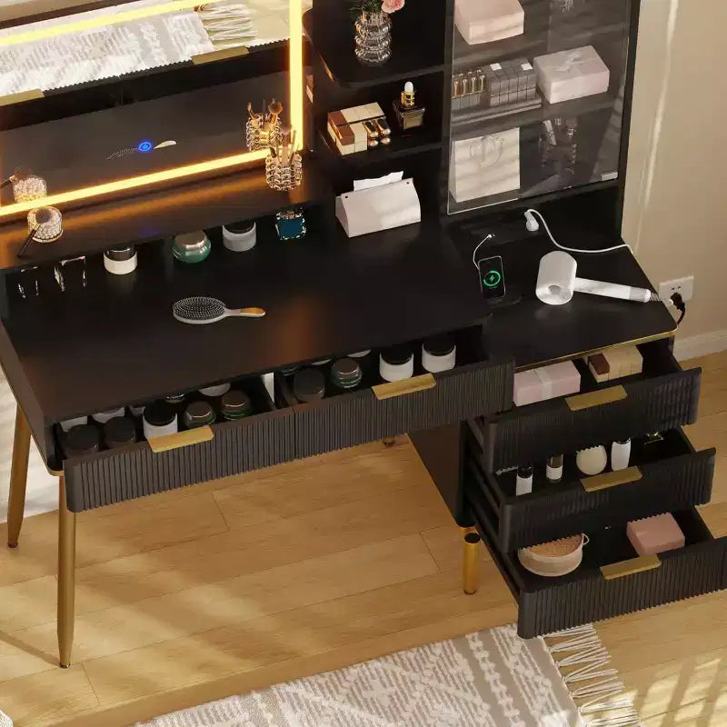Coiffeuse moderne avec miroir lumineux et détails cannelés