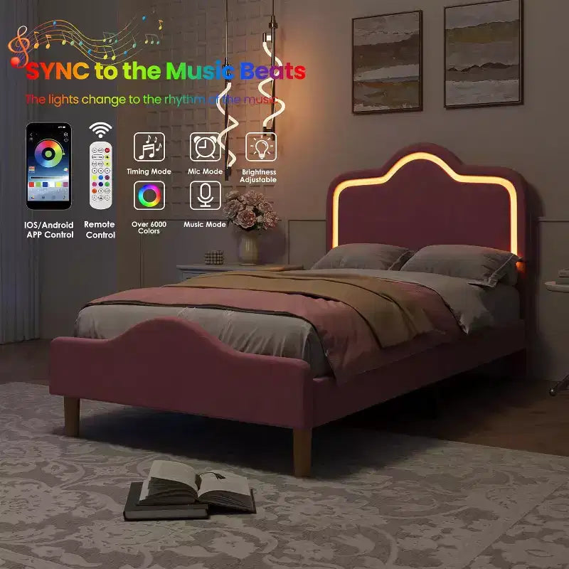 Lit plateforme princesse rembourré en velours avec tête et pied de lit encadrés