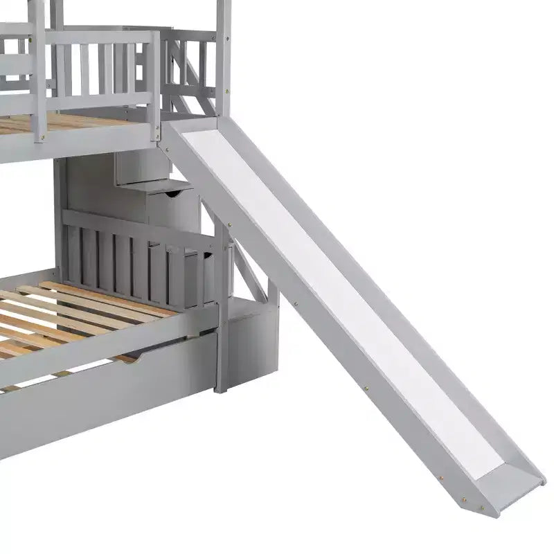 Lit superposé avec lit gigogne et escalier de rangement avec toboggan, toit et fenêtre