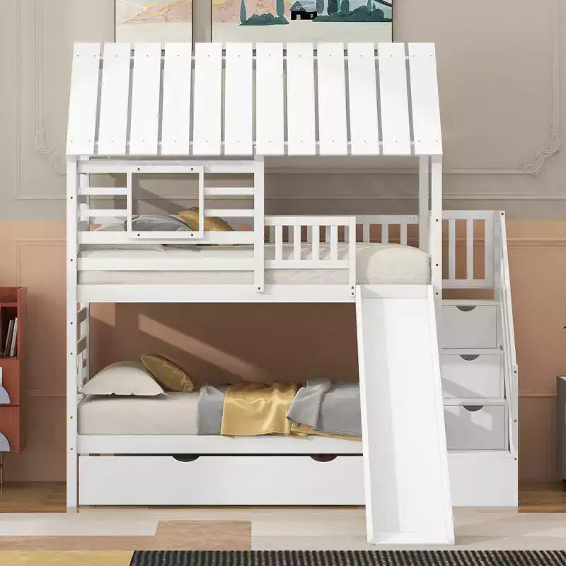Lit superposé avec lit gigogne et escalier de rangement avec toboggan, toit et fenêtre